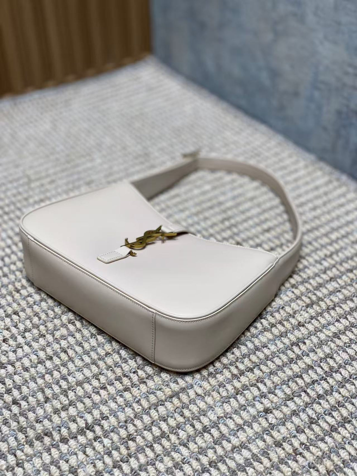 YSL Le 5 À 7 Hobo Bag 25cm Off White Cowhide