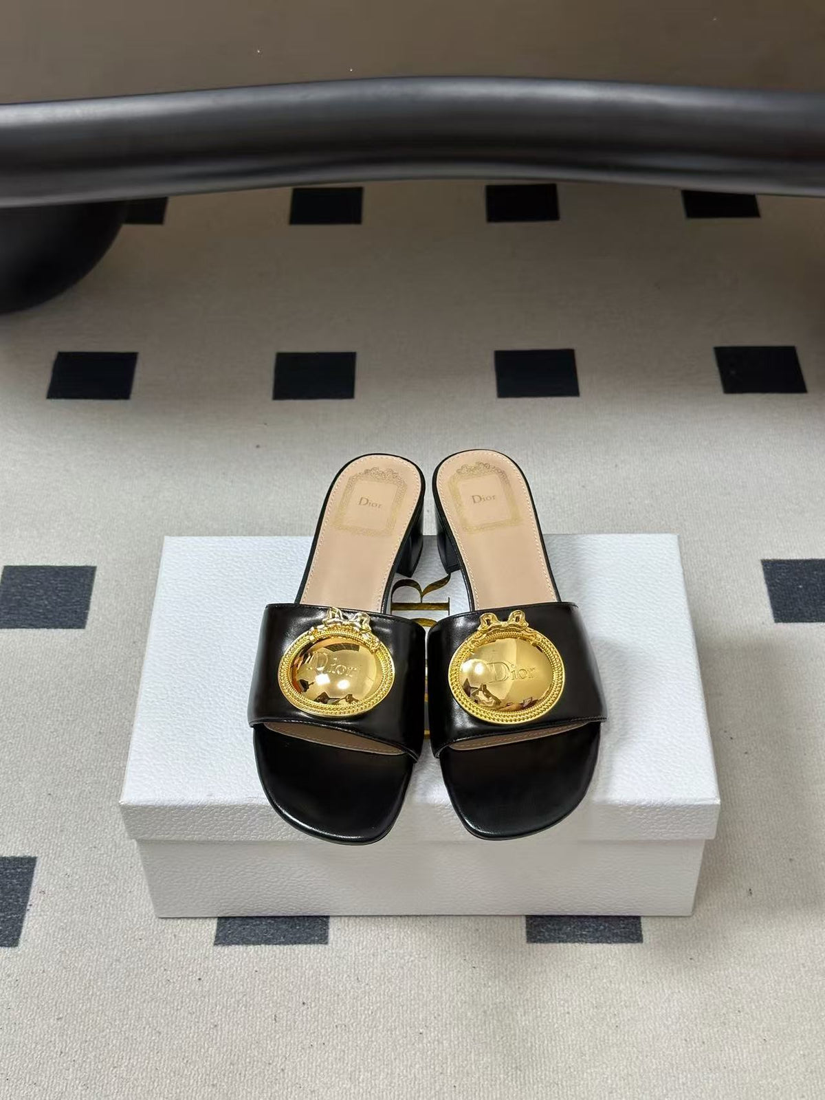 CD 26s Médaillon Buckle Slides Black Lambskin