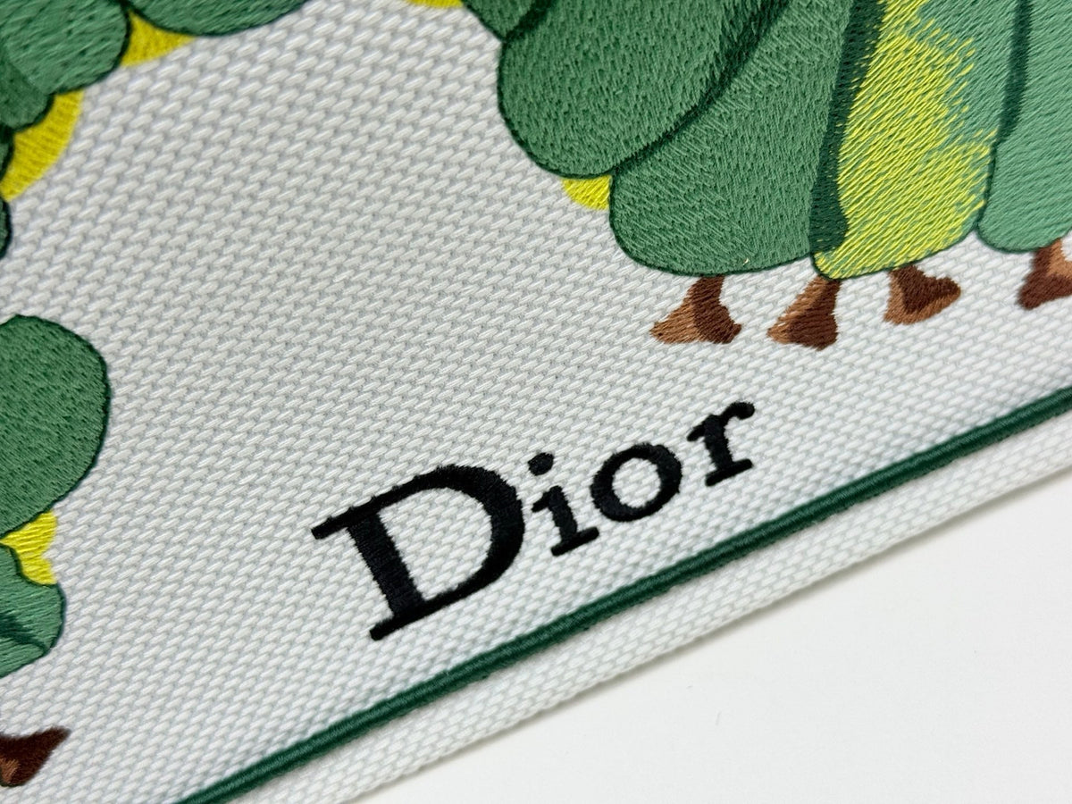 CD Book Tote with "The Very Hungry Caterpillar" White Green in Embroidery 155382