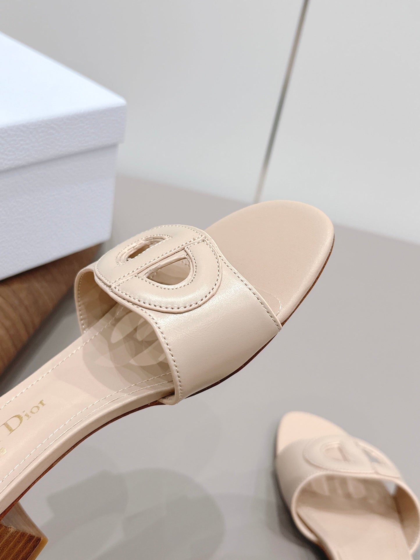 CD 26s Round-Toe Sandals 4.5cm Beige Calfskin 738235