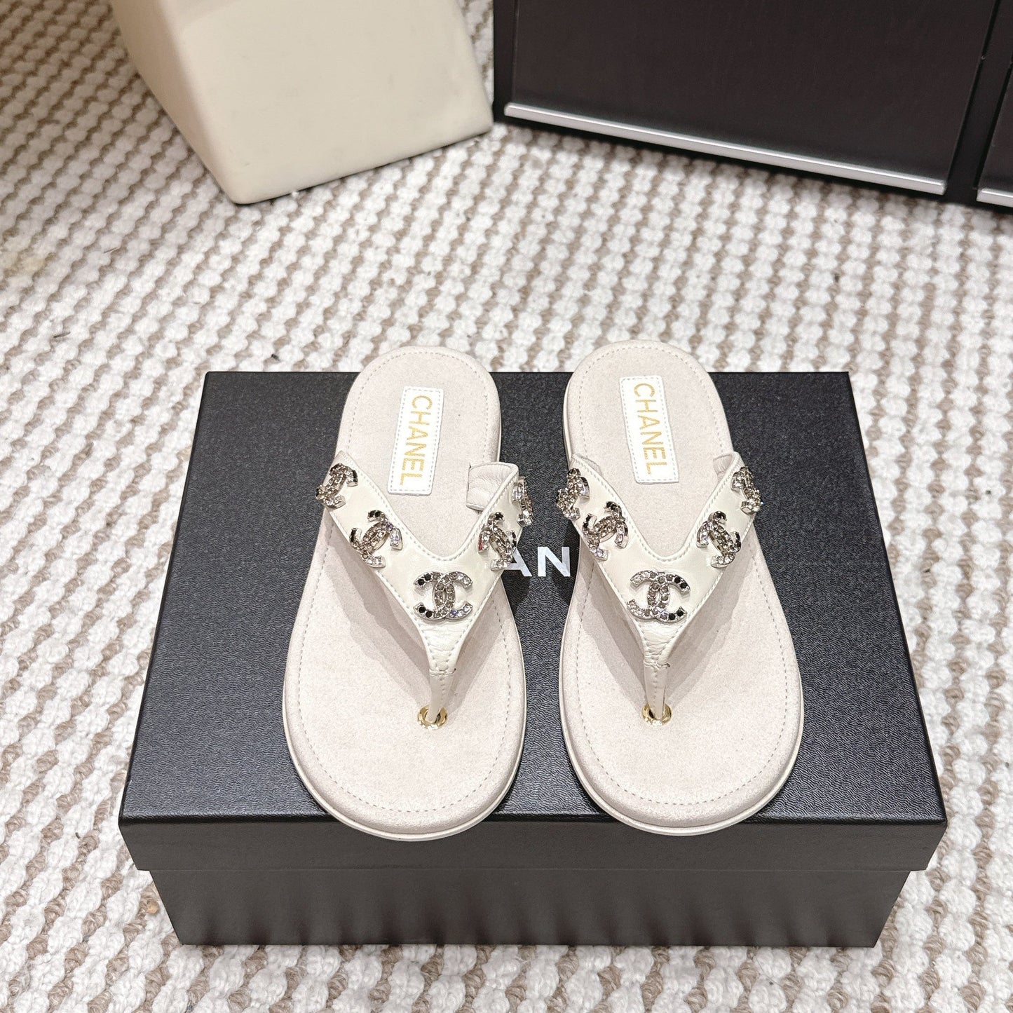 CC 26s Thong Sandals Light Beige Suede Sheepskin Multicolor Charm 632358