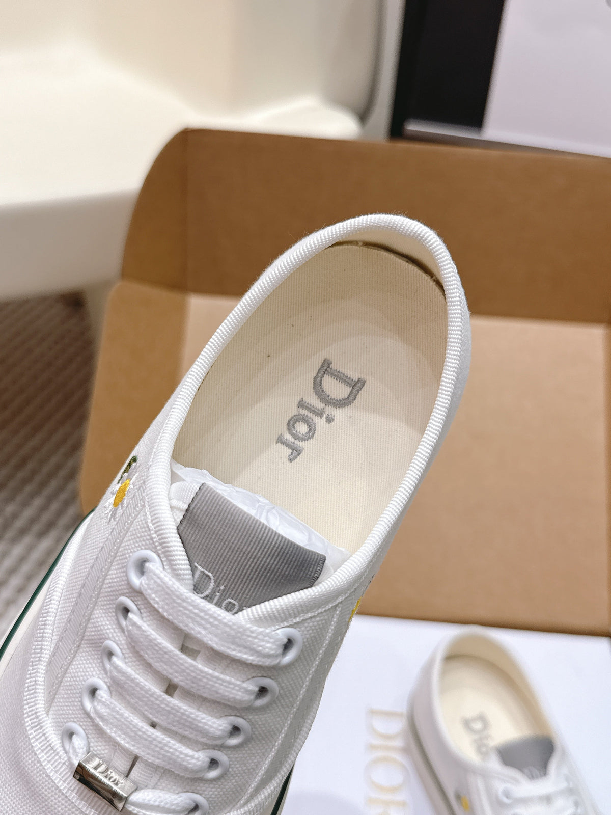 CD Saltwind Sneakers White Chrysanthemum Embroidery Canvas 632437