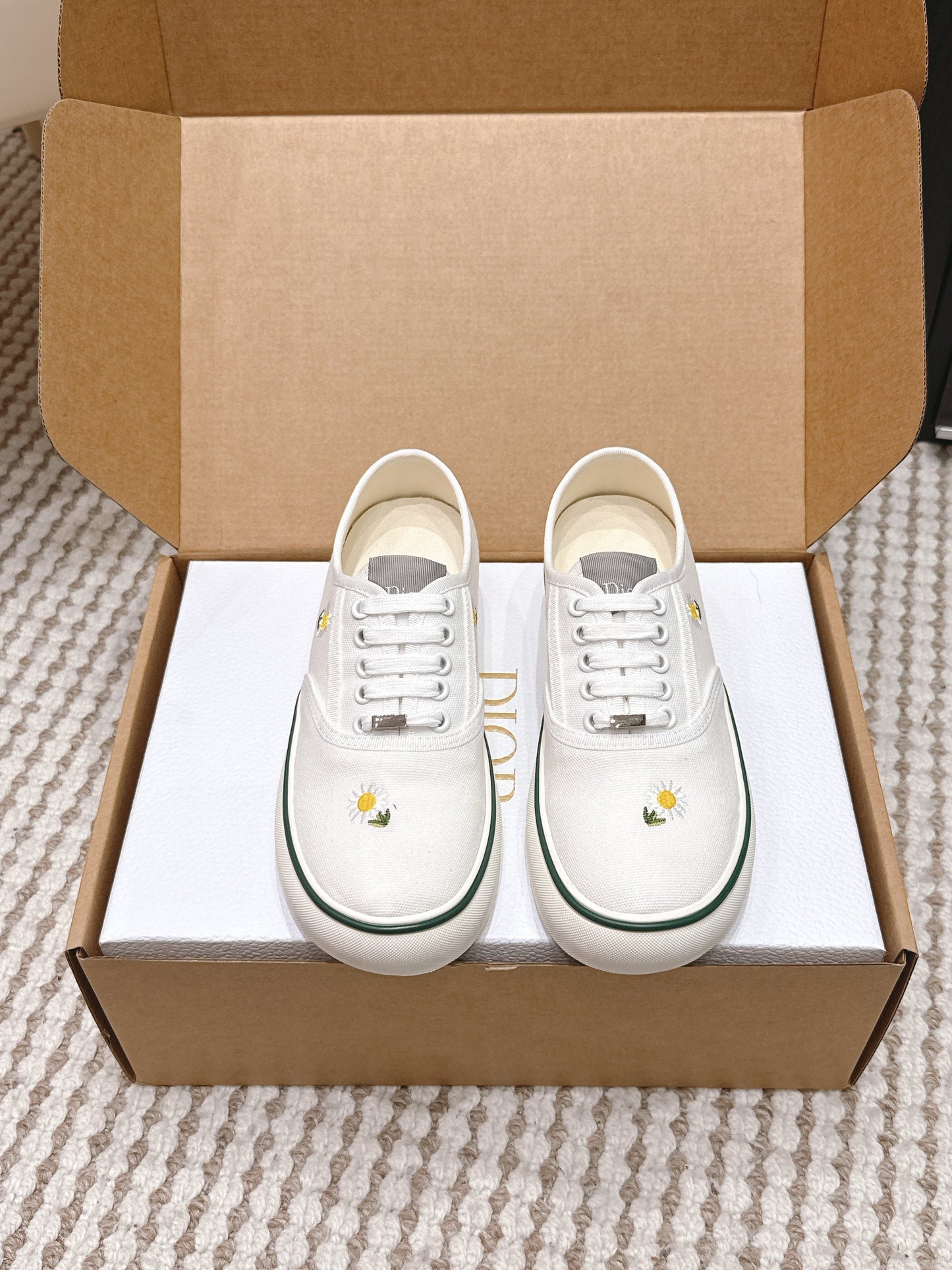 CD Saltwind Sneakers White Chrysanthemum Embroidery Canvas 632437