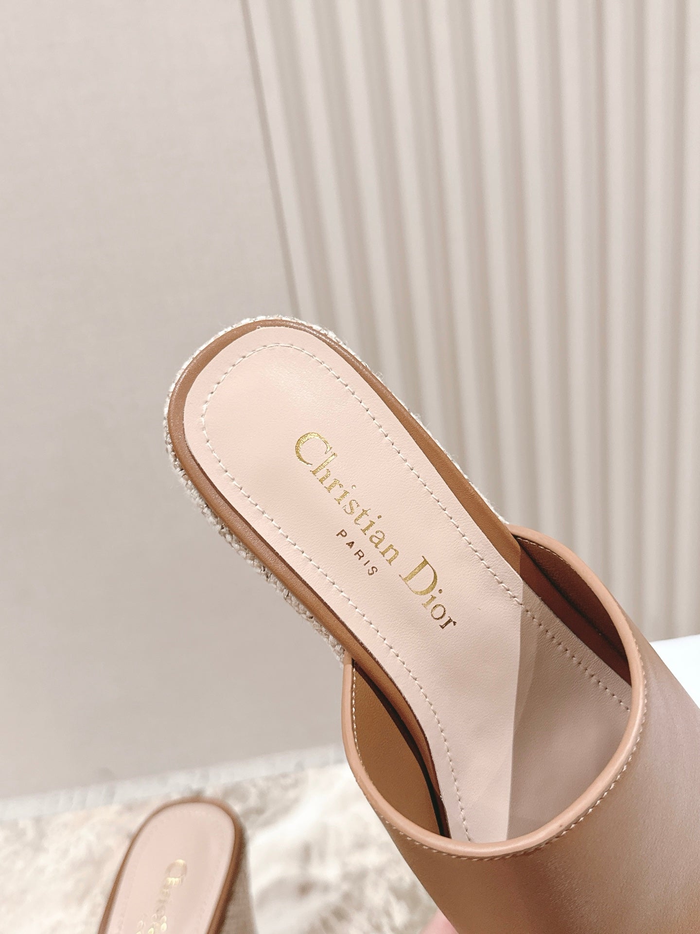 CD Attitude Wedge Slide 85mm Camel Calfskin 483086