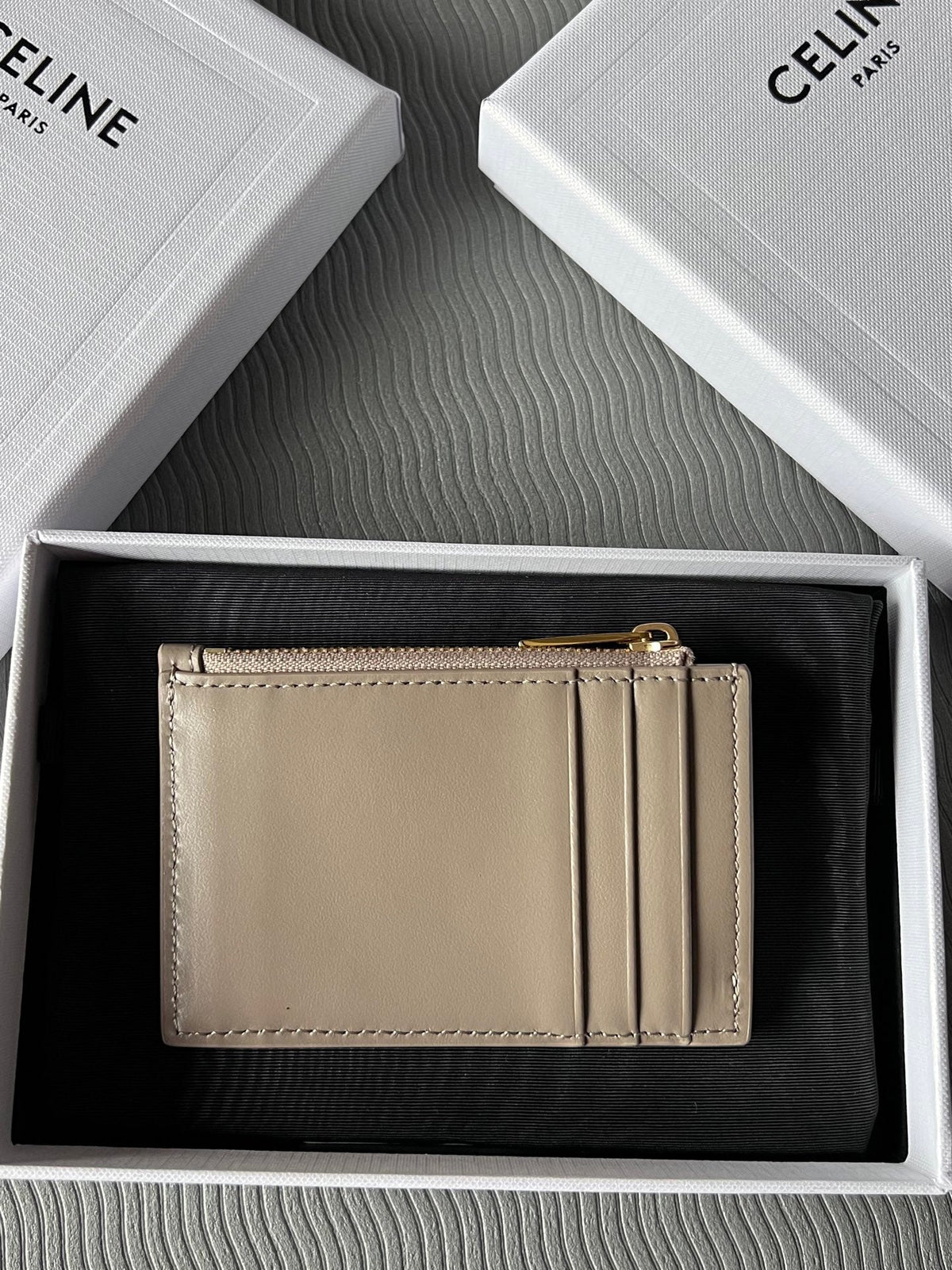 TRIOMPHE Zipped Card Holder Modern Taupe Cowhide Leather