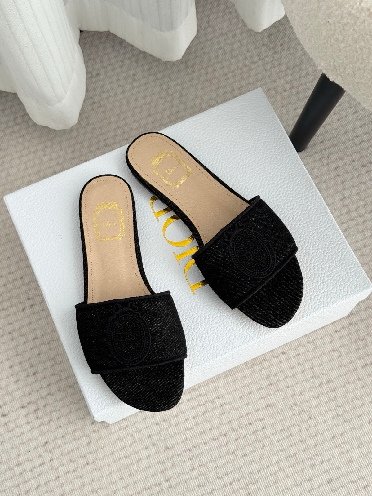 CD Médaillon Slide Flat Black Denim 849732