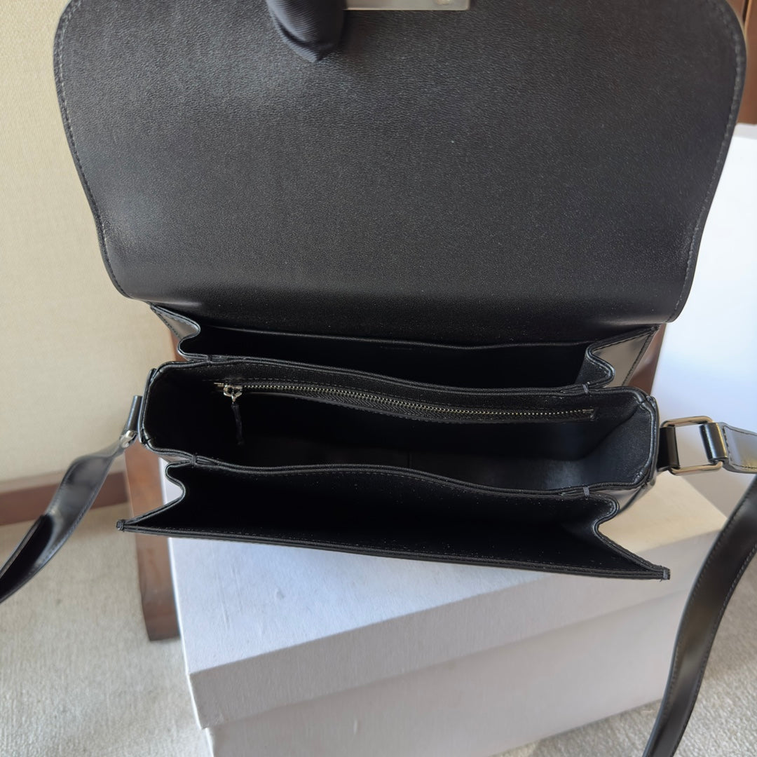 classique triomphe 22 black calfskin silver hardware
