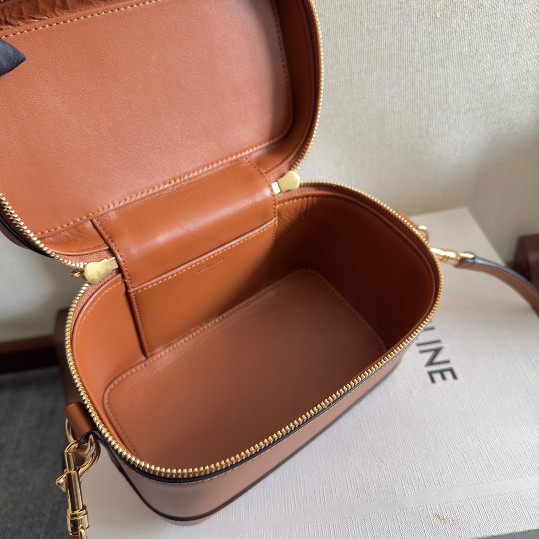 VANITY 18 IN SADDLE BROWN SMOOTH CALFSKIN GOLD HARDWARE