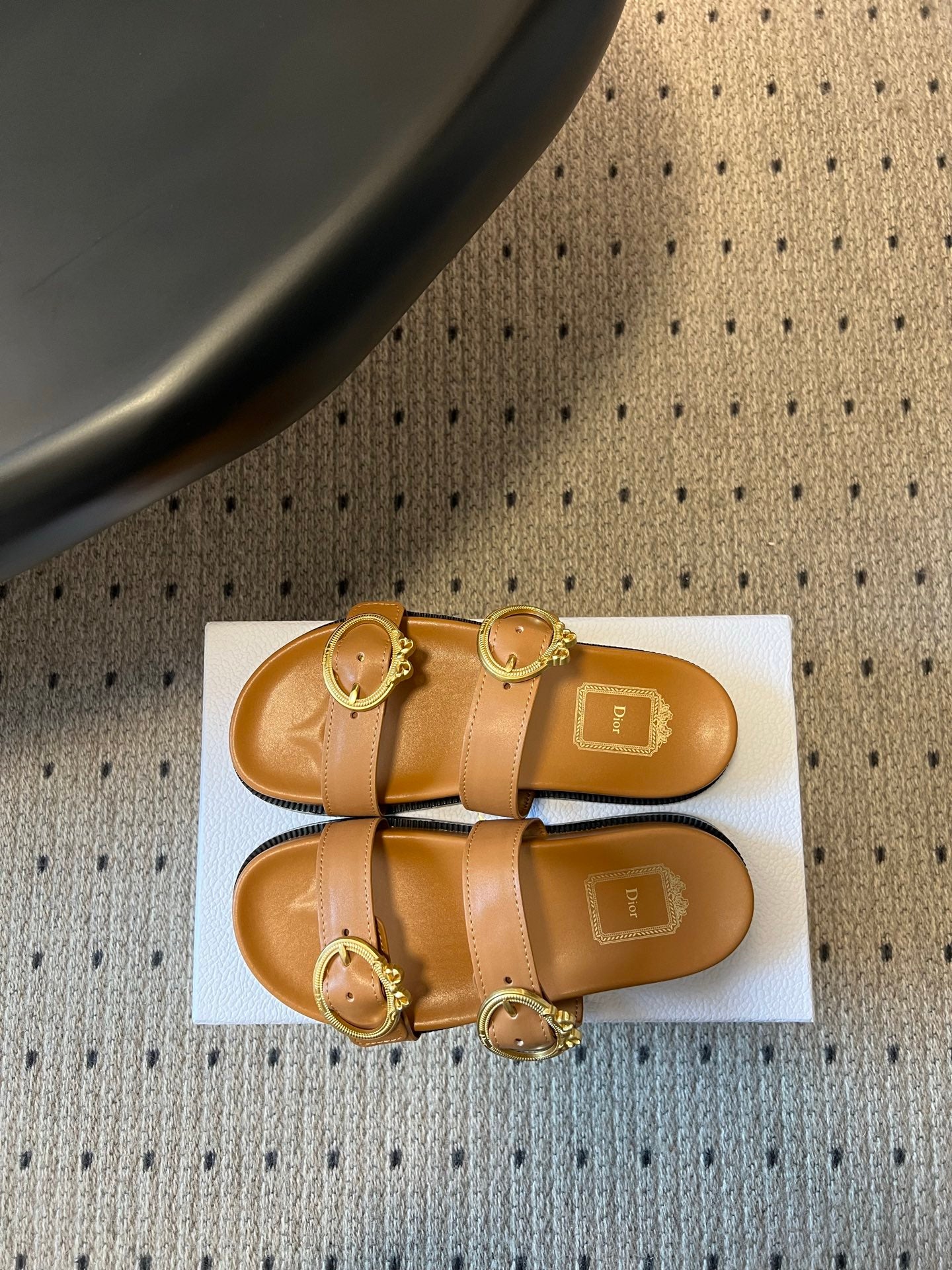 CD 26s Médaillon Buckle Slide Brown Cowhide 820026