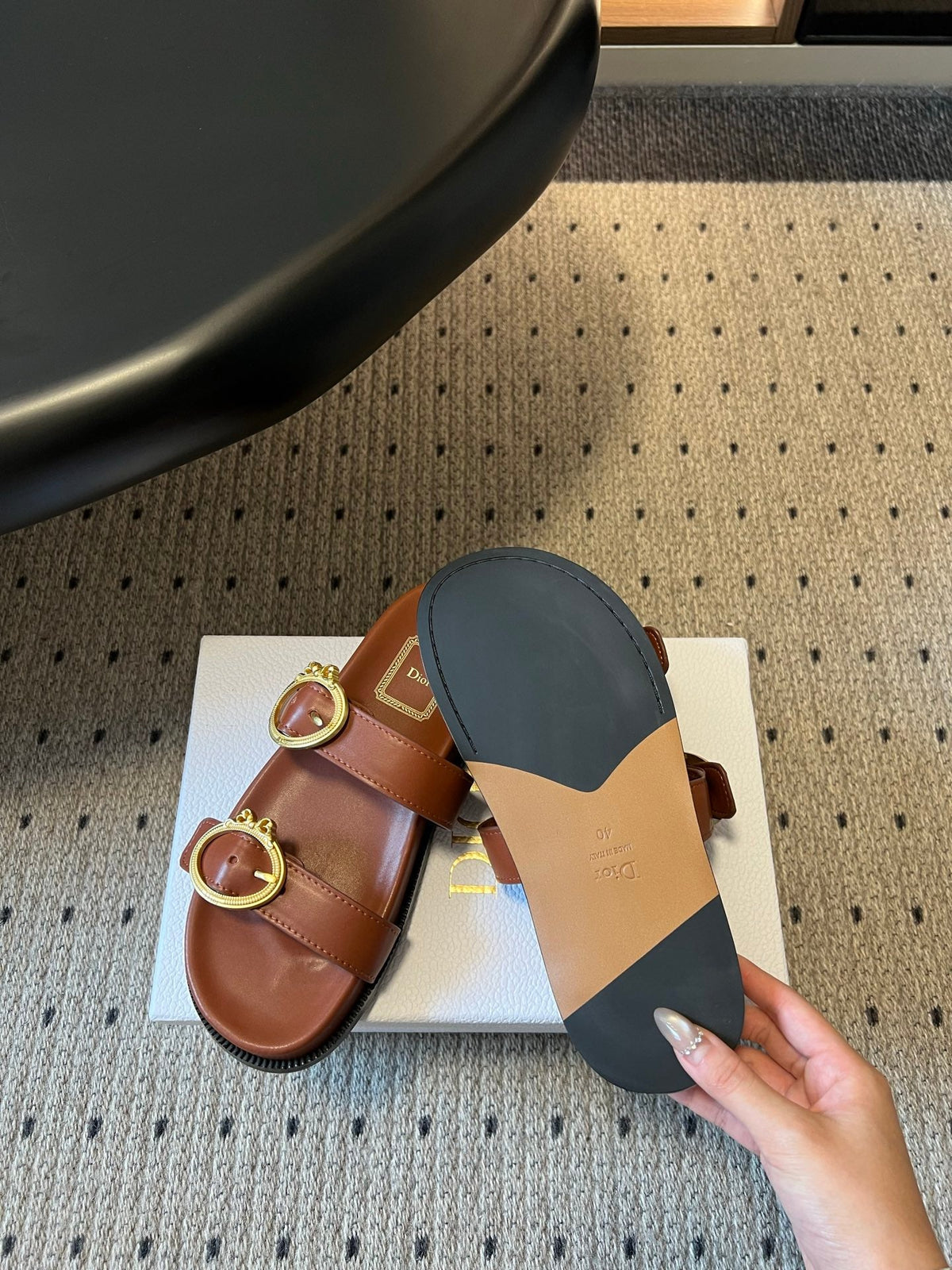 CD 26s Médaillon Buckle Slide Caramel Cowhide 820024
