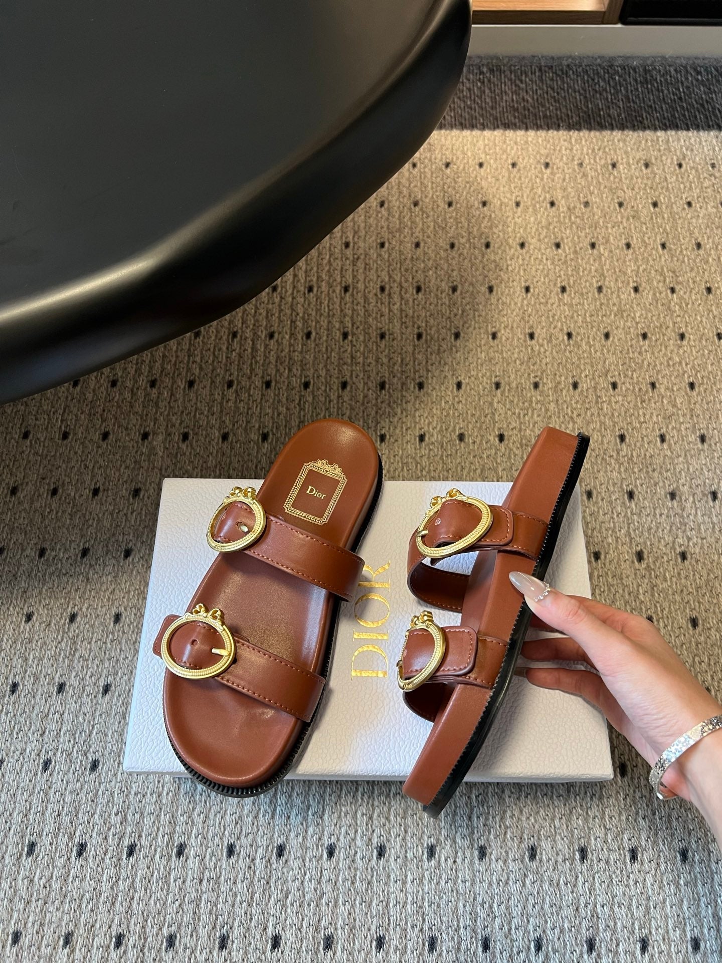 CD 26s Médaillon Buckle Slide Caramel Cowhide 820024