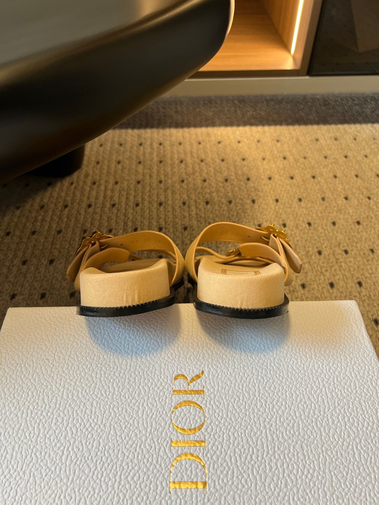 CD 26s Médaillon Buckle Slide Cream Suede 820025