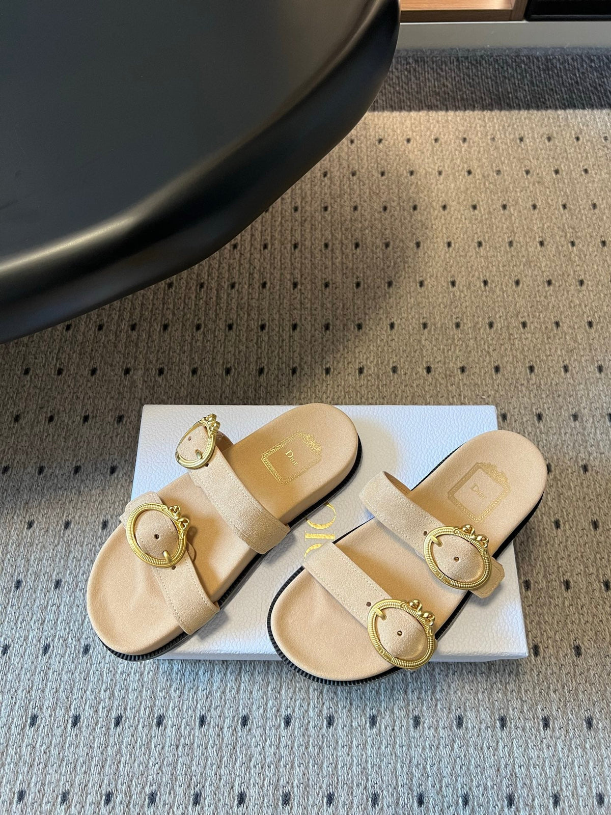 CD 26s Médaillon Buckle Slide Cream Suede 820025