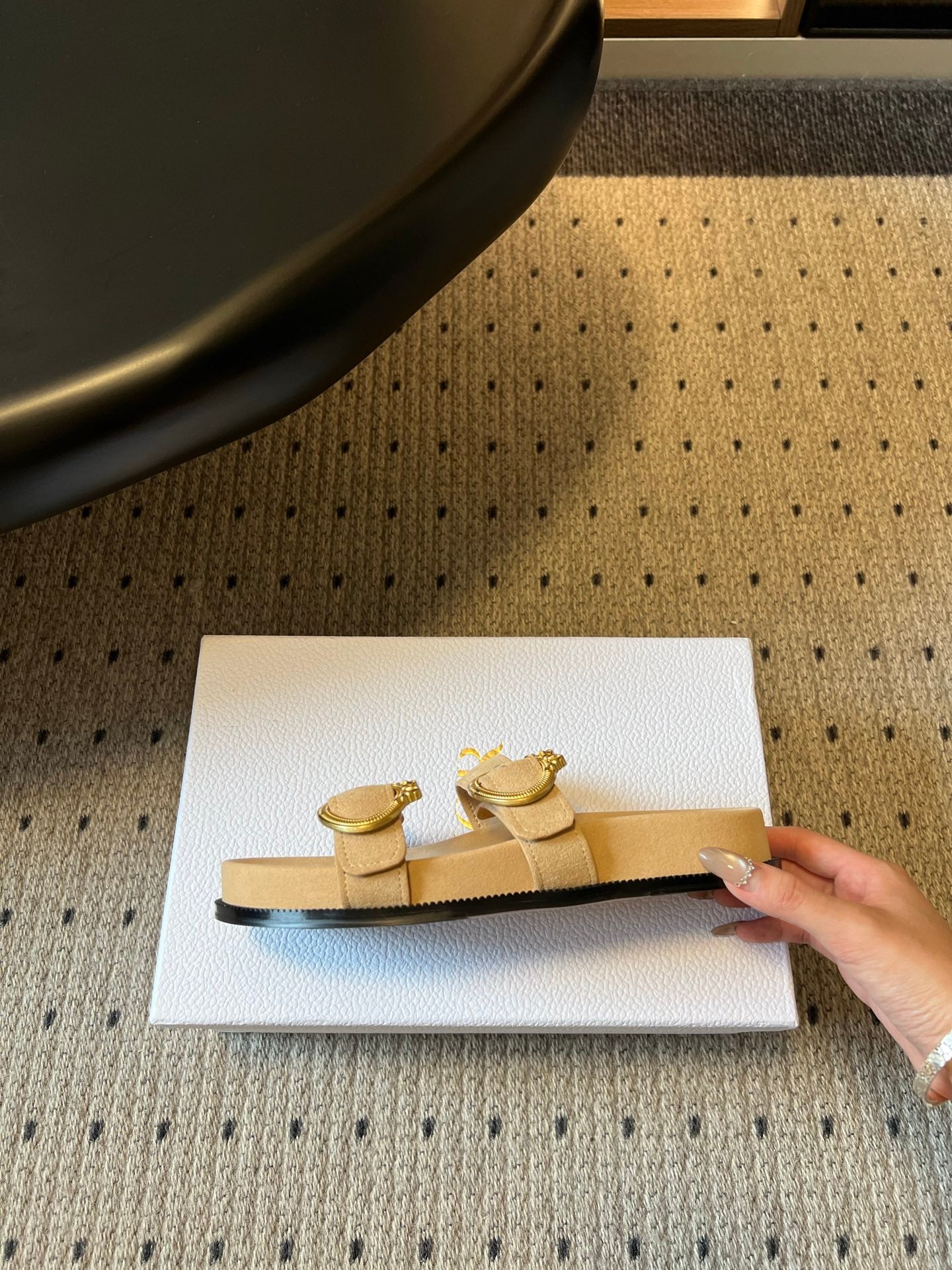 CD 26s Médaillon Buckle Slide Cream Suede 820025