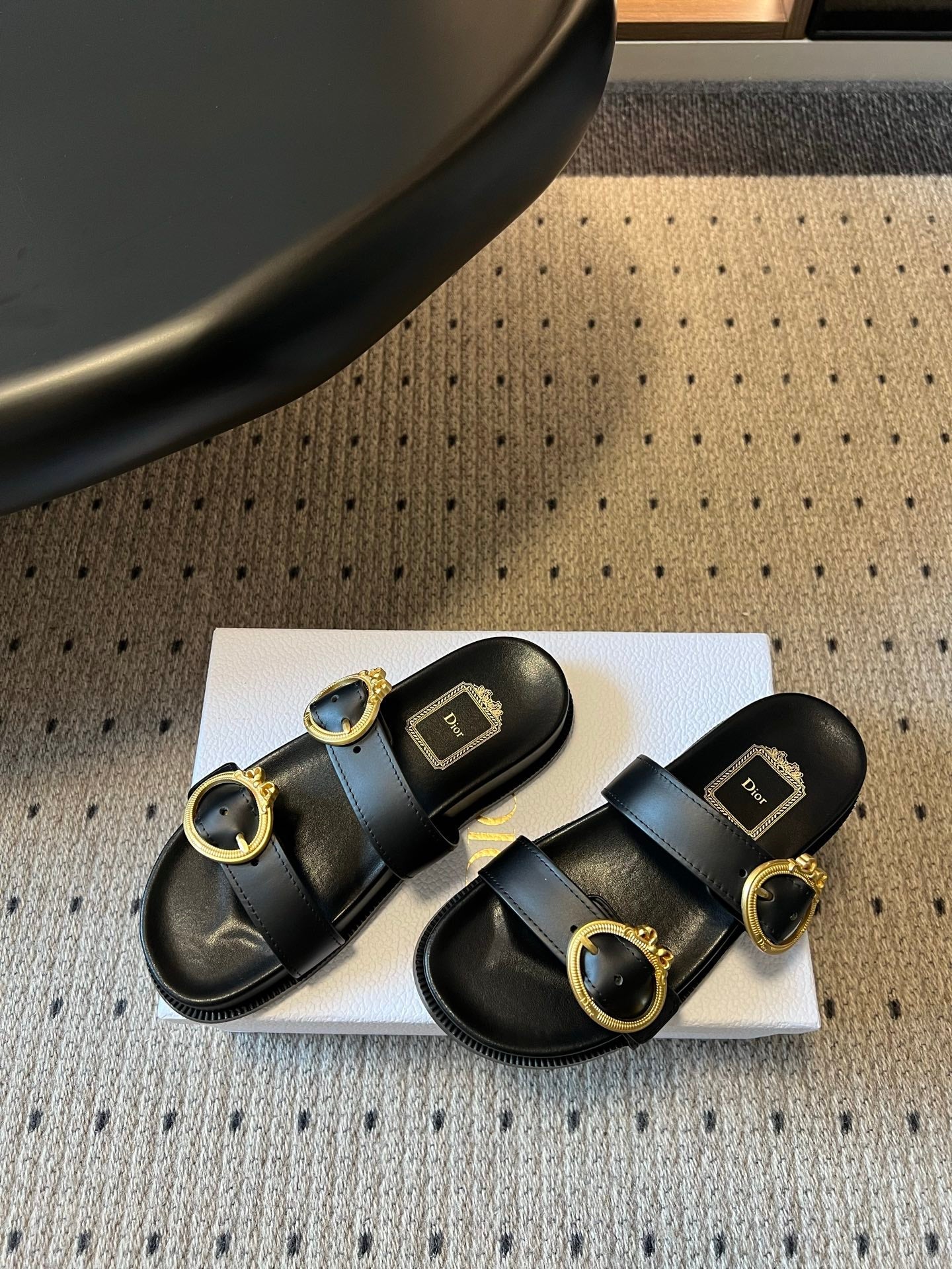 CD 26s Médaillon Buckle Slide Black Cowhide 820023