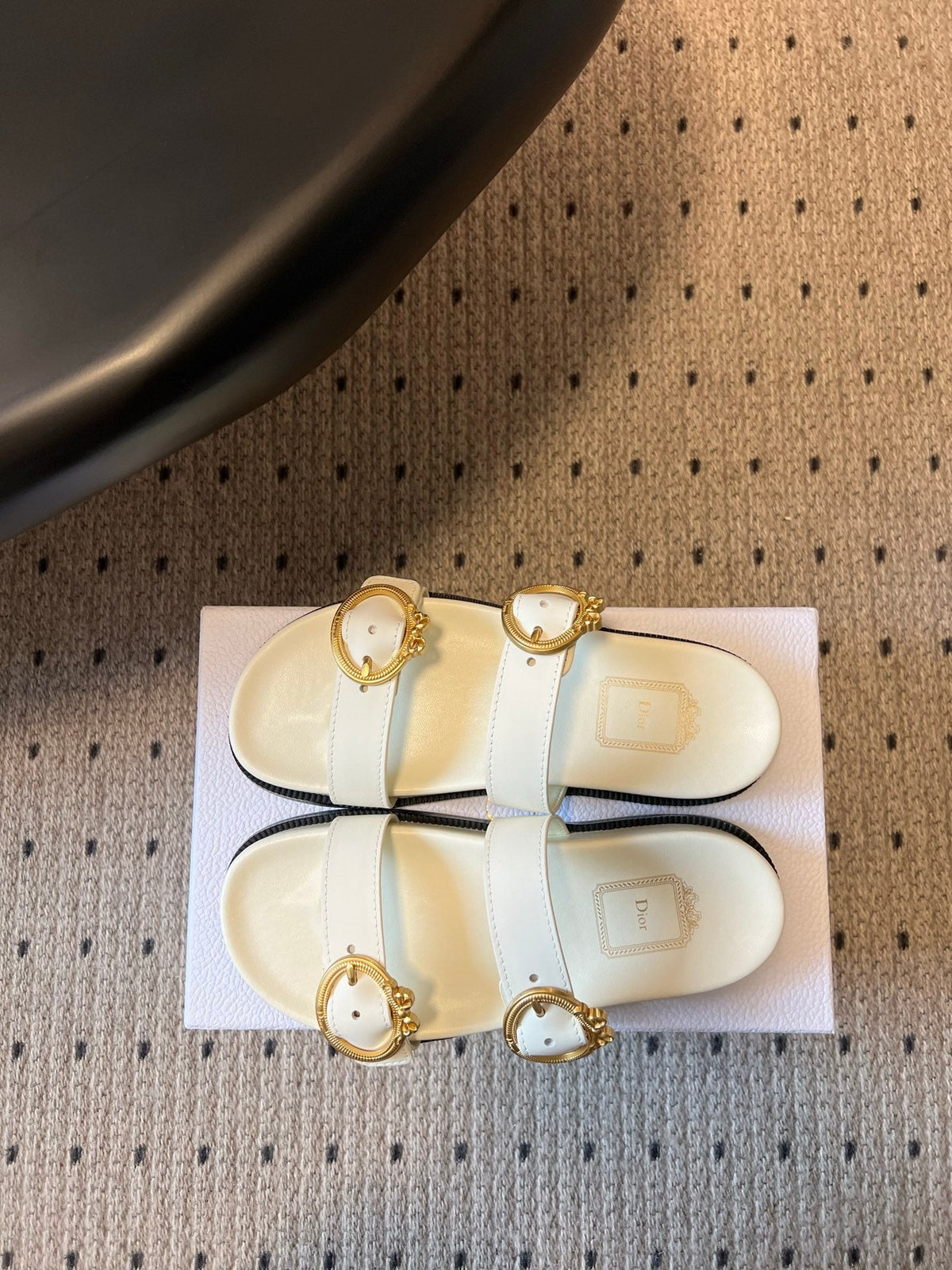 CD 26s Médaillon Buckle Slide White Cowhide 820027