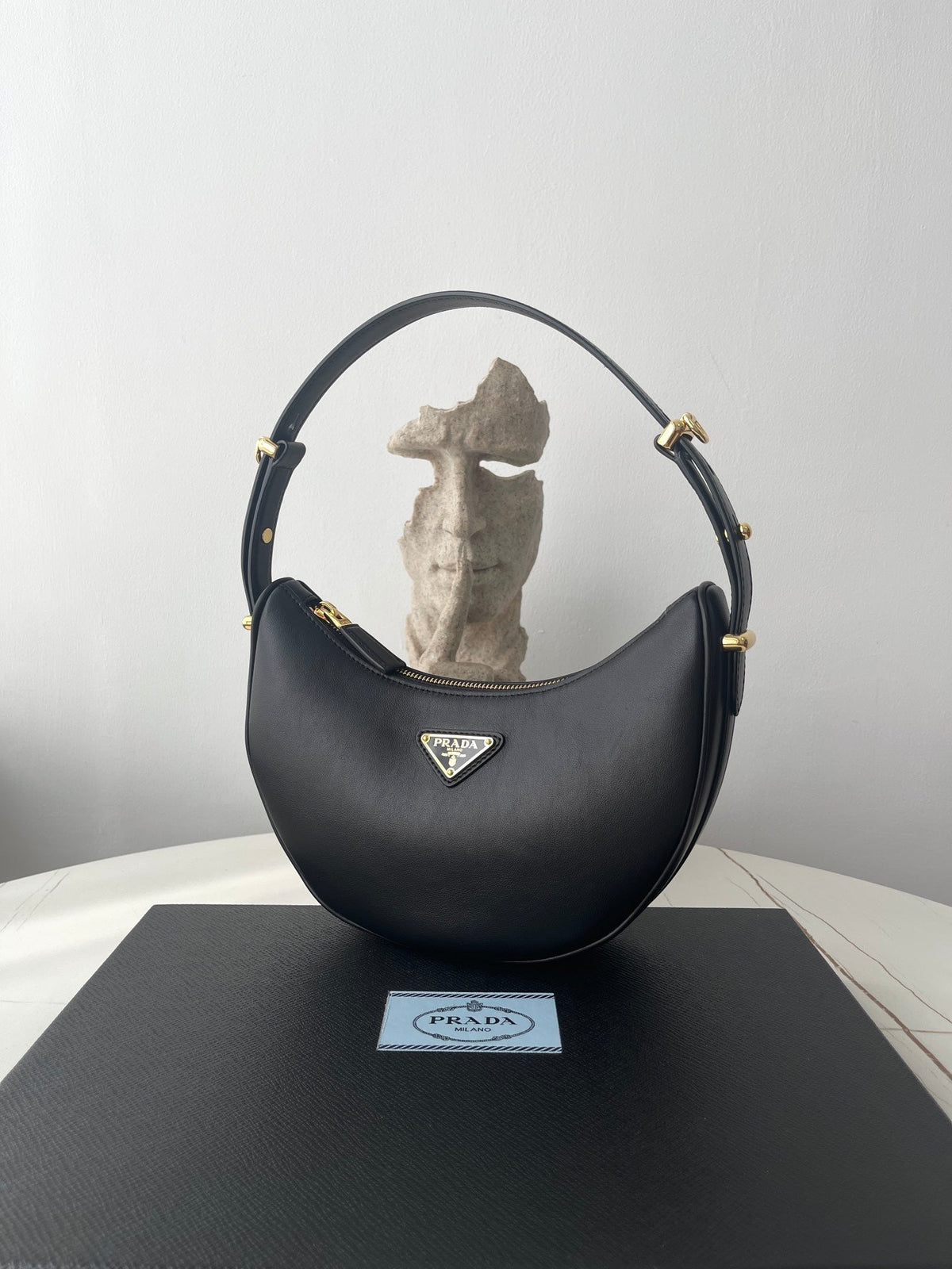 PRA ARQUÉ 22 SHOULDER BAG IN BLACK LEATHER
