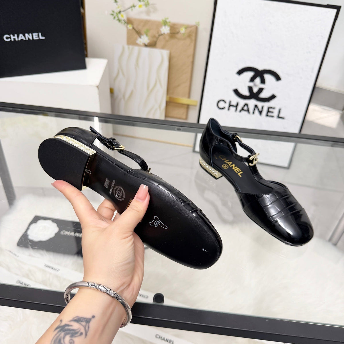 CC 26s Flat Sandals Black Cowhide Patent Leather 183576
