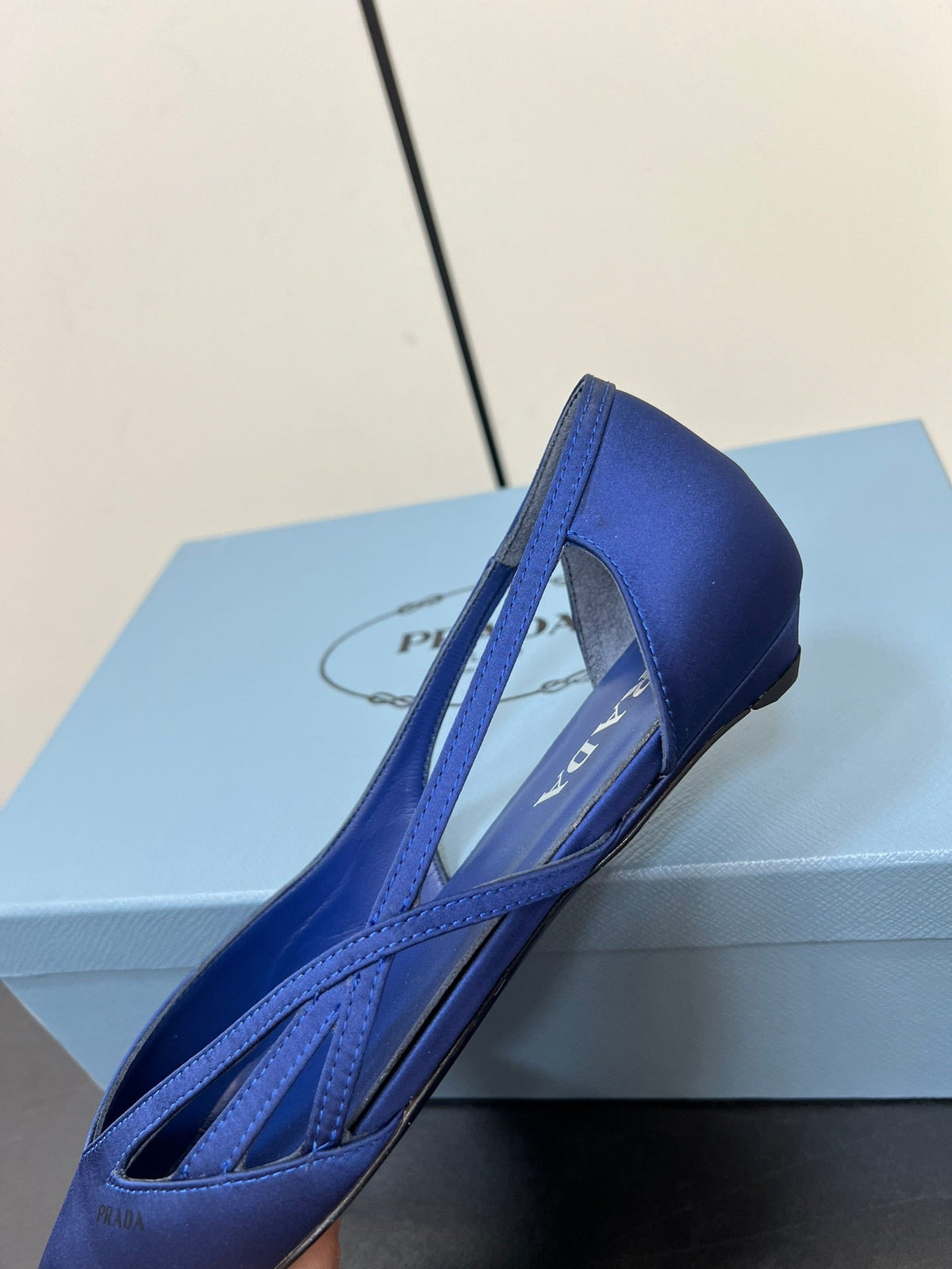 CUT-OUT BALLERINAS IN NAVY BLUE SATIN