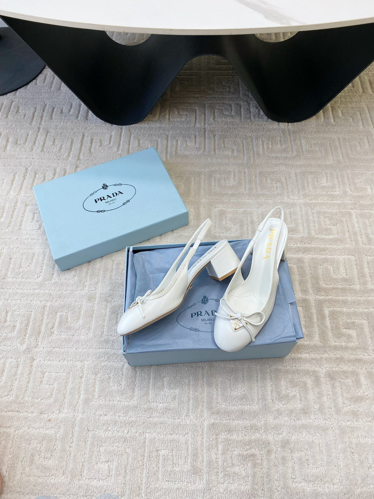 TRIANGLE LOGO SLINGBACK PUMPS WITH BOW IN WHITE CALFSKIN