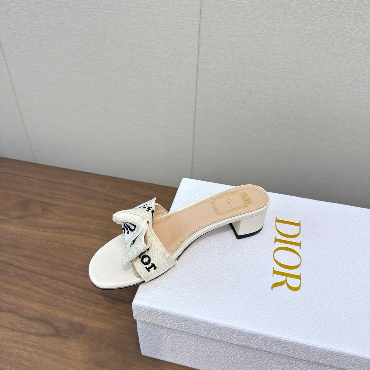 CD 26s J'Adior Chunky Heel 4.5cm White Canvas Lambskin 922453