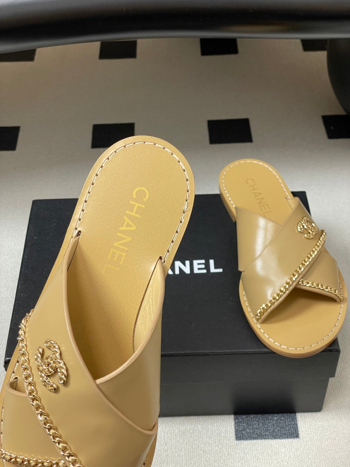 CC 26 Criss-cross Strap Slipper Beige Sheepskin 593302