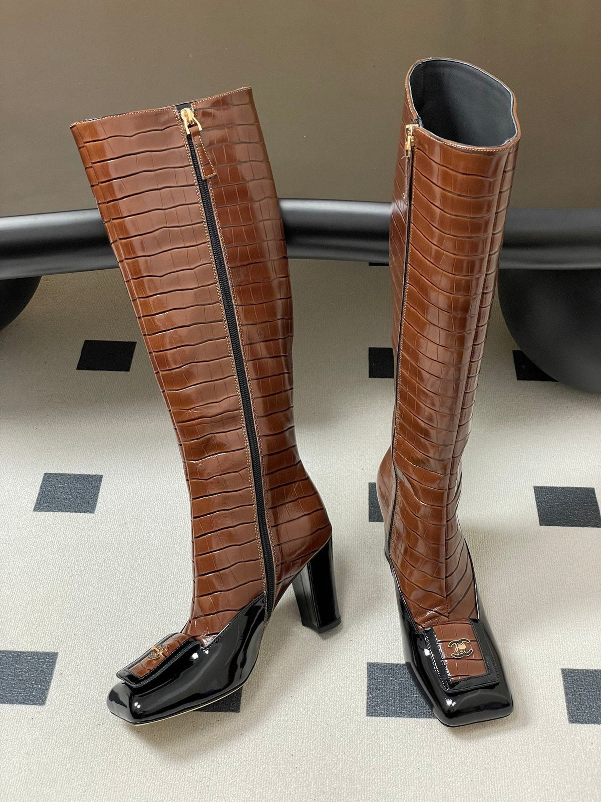 CC 26 Crocodile-embossed High Boot Black Brown Patent Leather 593110