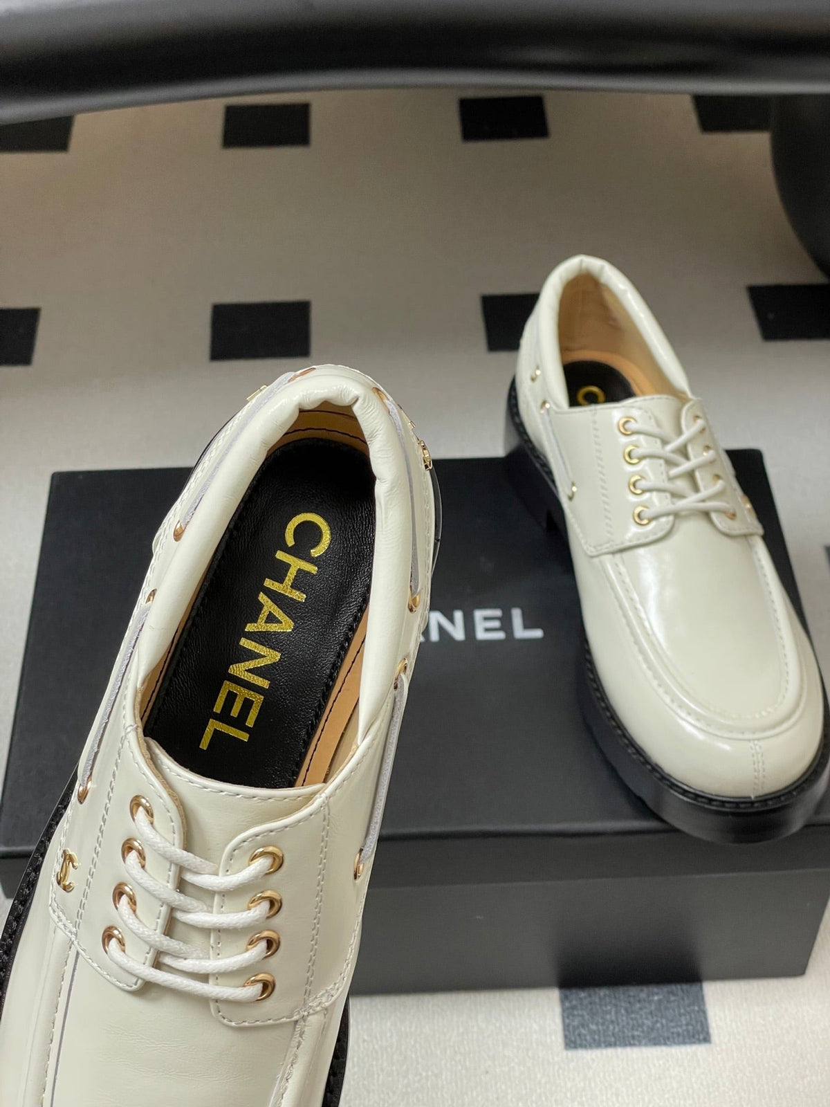 CC 26 Lace-Up Loafer White Sheepskin 594249