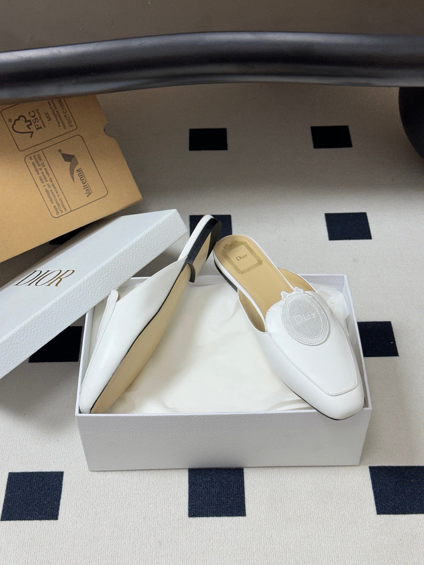 CD Médaillon Mule White Lambskin 834918