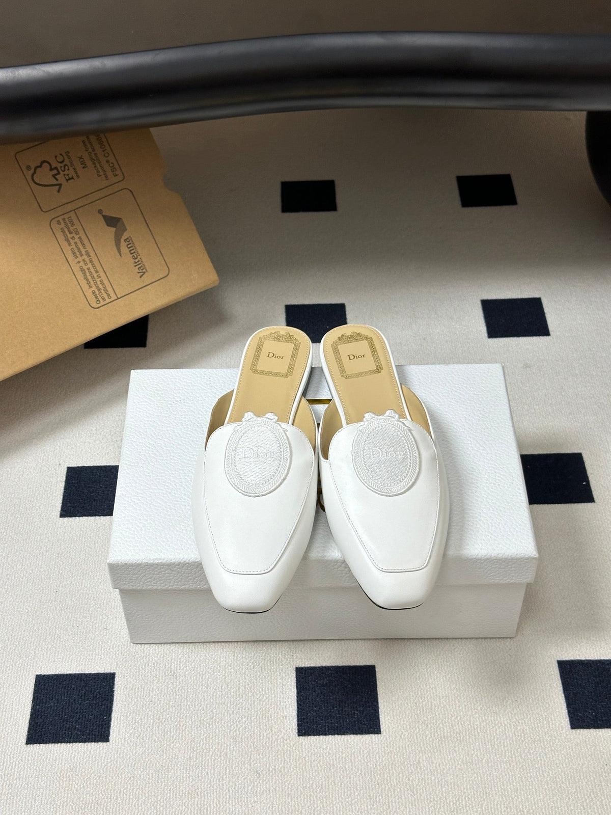 CD Médaillon Mule White Lambskin 834918