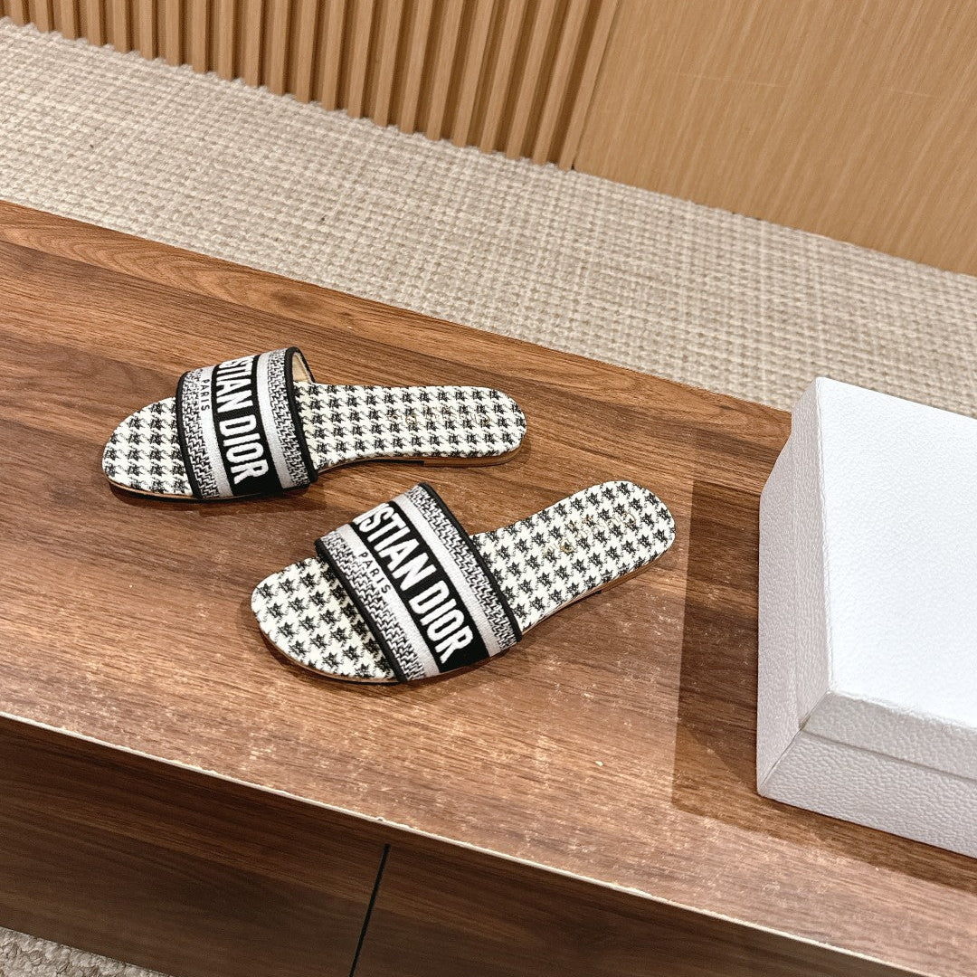 CD 26s D-Club Flat Slides In Black And White Houndstooth