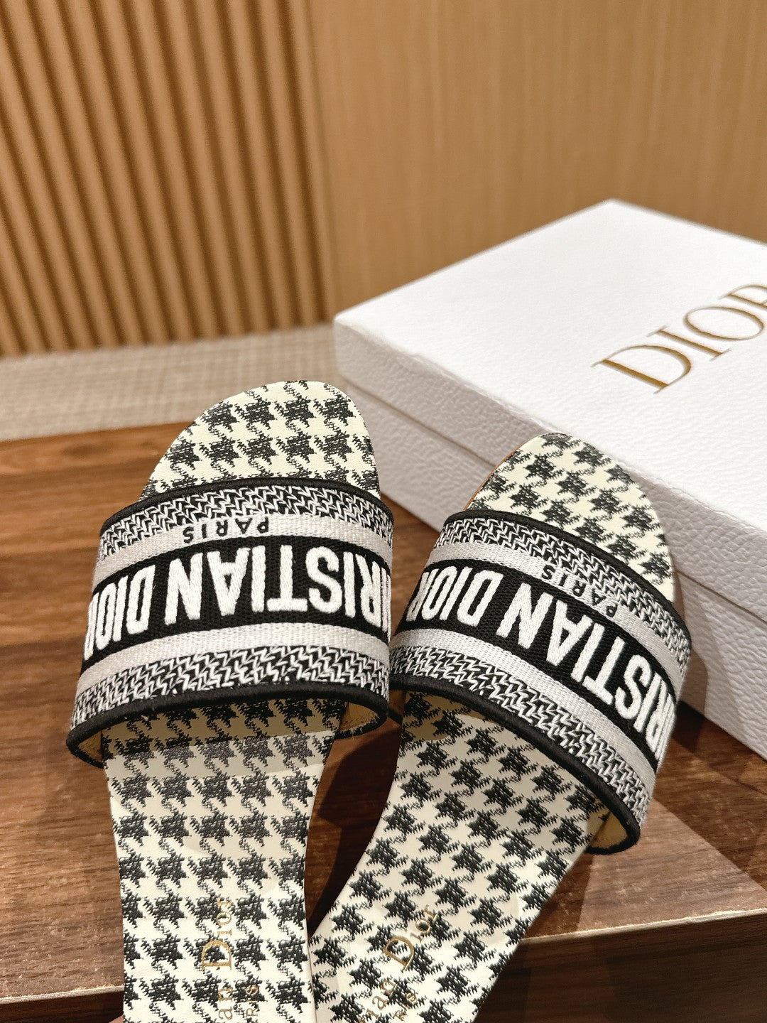 CD 26s D-Club Flat Slides In Black And White Houndstooth