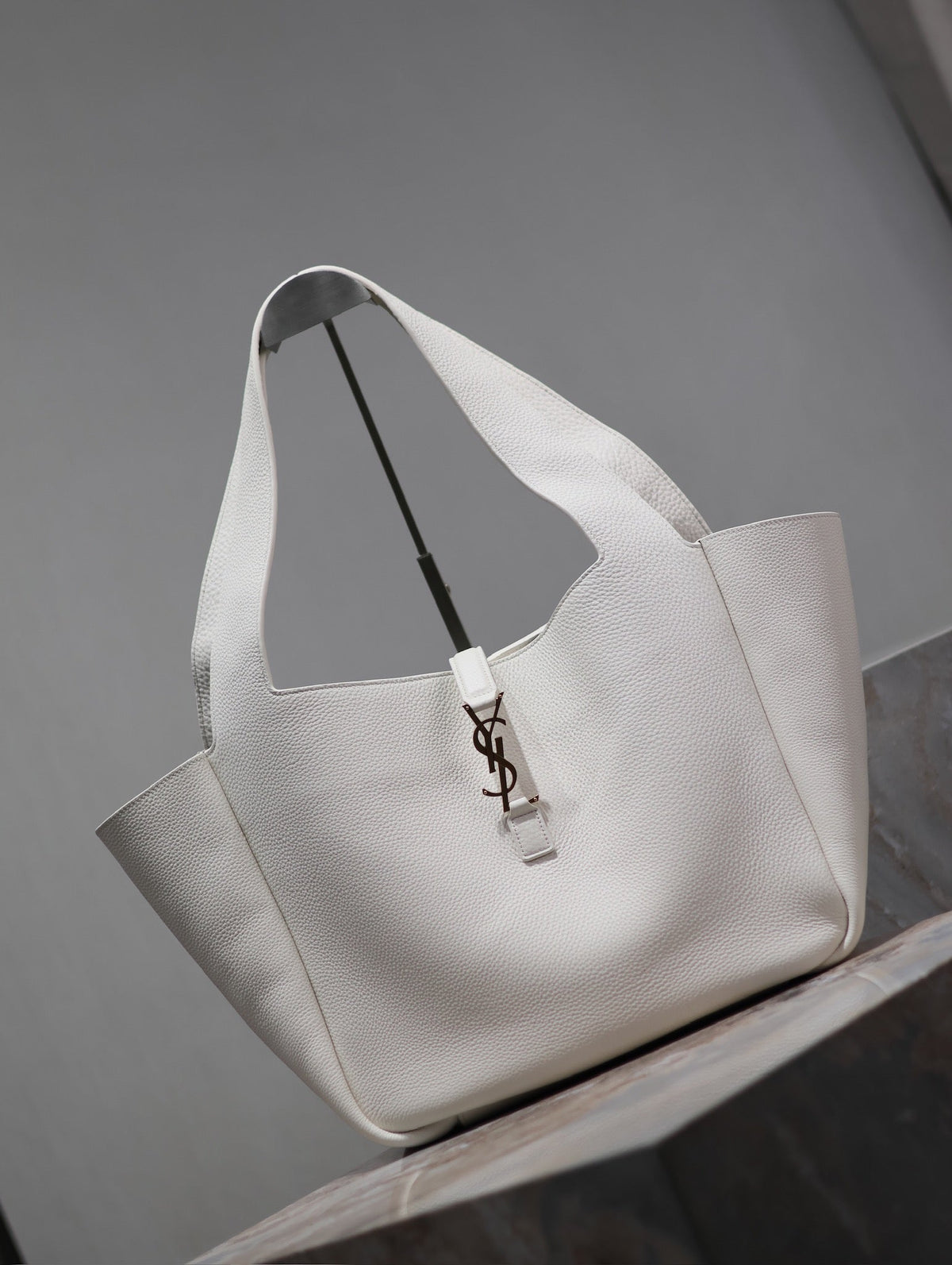 LE 5 À 7 BEA TOTE BAG 50 IN WHITE LAMBSKIN GOLD LOGO