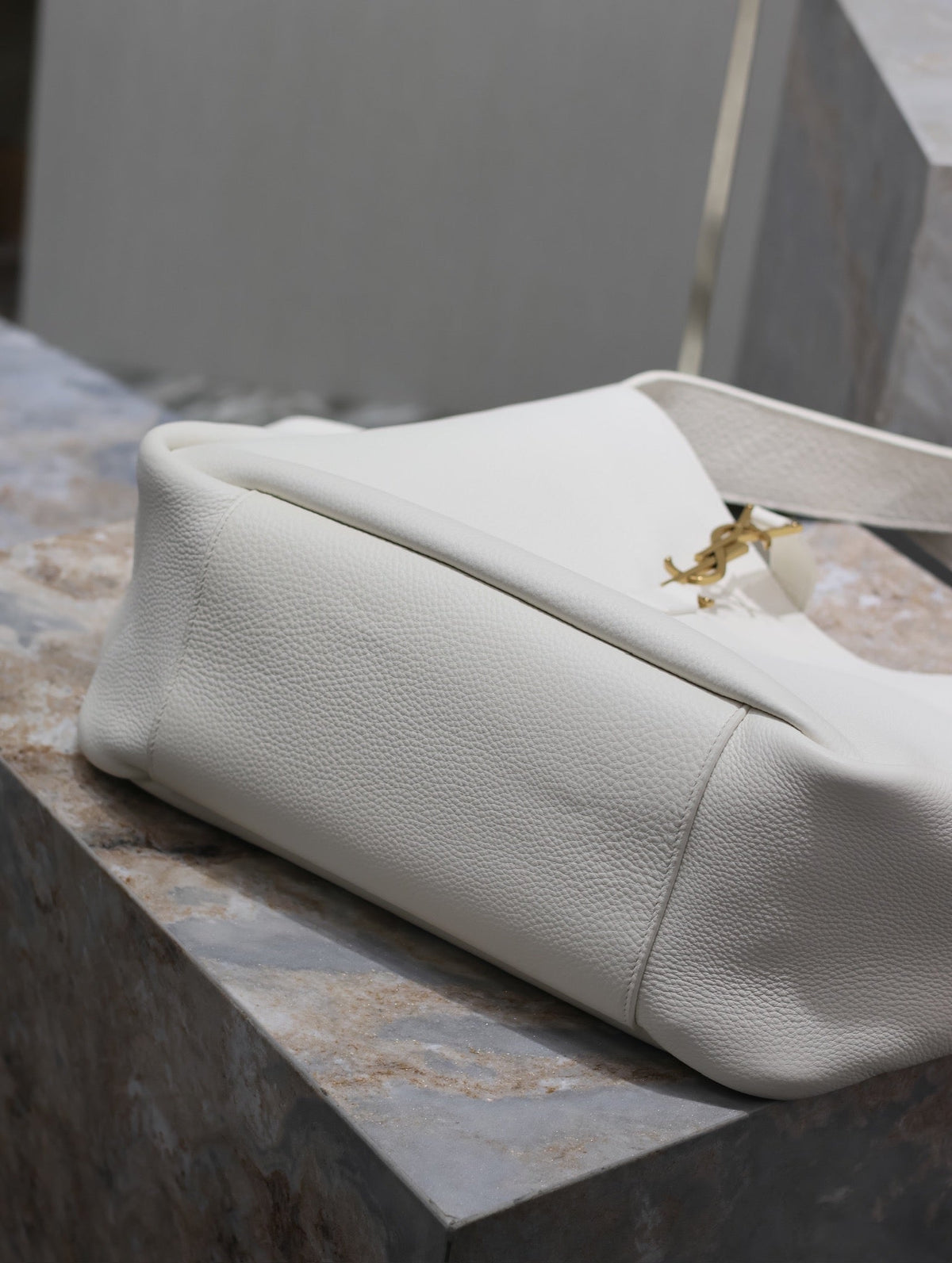 LE 5 À 7 BEA TOTE BAG 50 IN WHITE LAMBSKIN GOLD LOGO