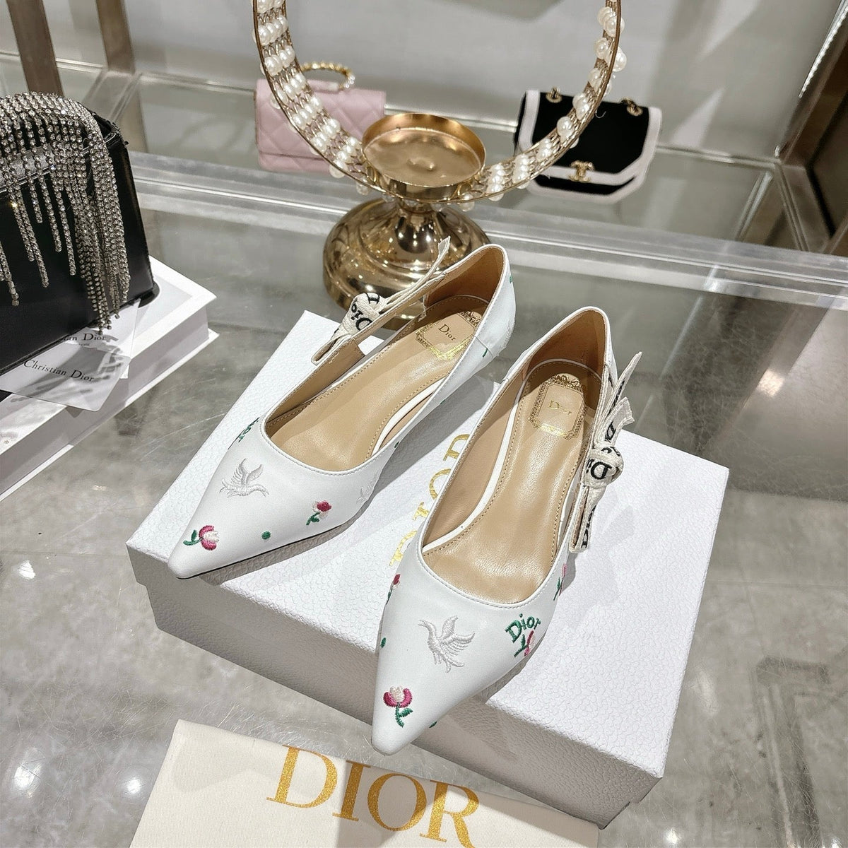 CD 26 High Heel Pump Flower 25 White Sheepskin Ribbon 679715
