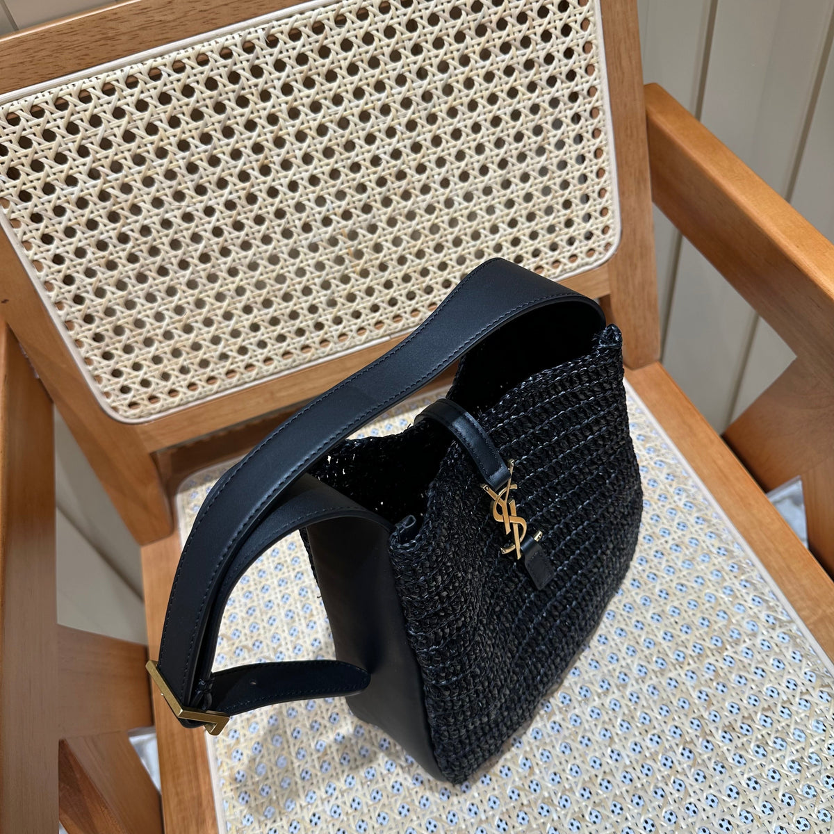 YSL LE 5 À 7 Shoulder Bag 22 Black Raffia