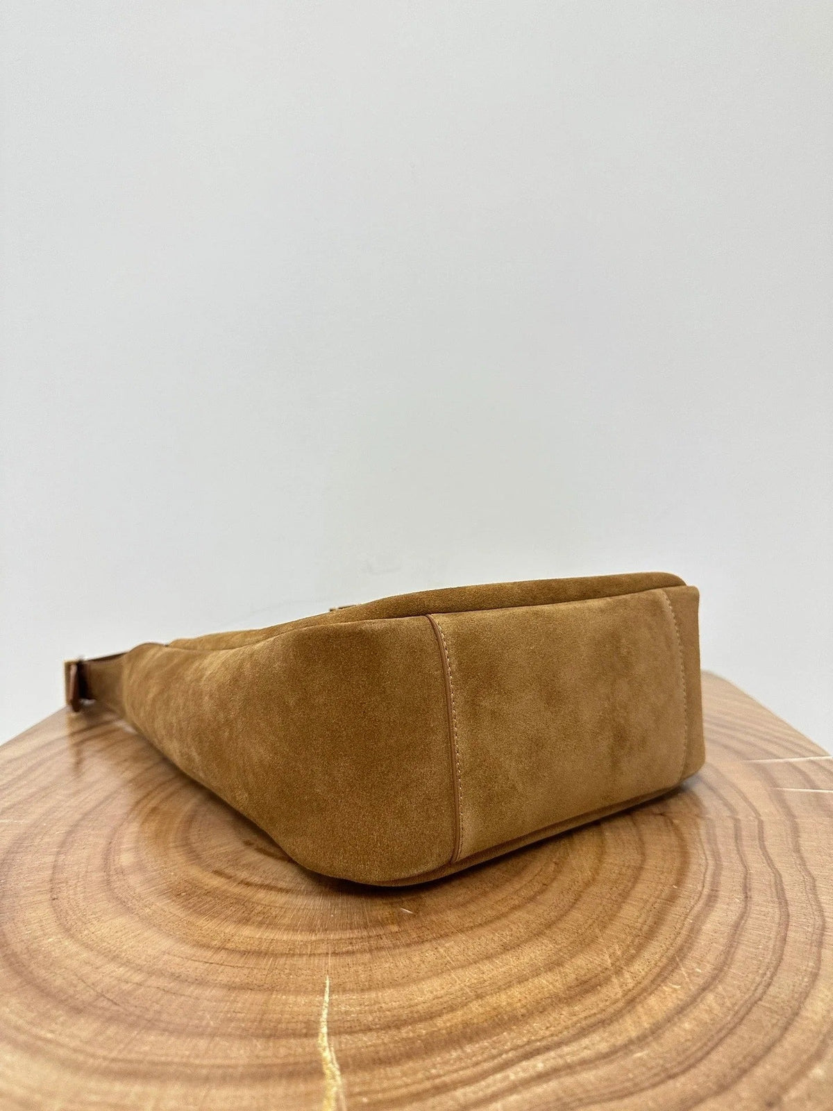 LE 5 À 7 SUPPLE SMALL 22 IN CARAMEL BROWN SUEDE